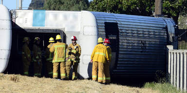 Zug rast in Lkw und entgleist: 28 Verletzte