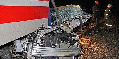 Autolenkerin stirbt bei Zug-Crash