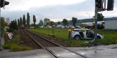 Zug schleift Auto mit - Lenker schwer verletzt