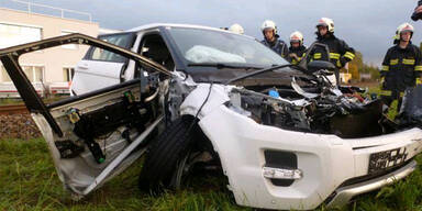 Zug schleift Auto mit - Lenker schwer verletzt