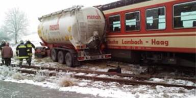Lkw prallte gegen Zug - Lenker leicht verletzt