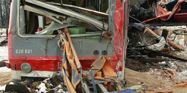 Zug rammt Lkw  - 16 Verletzte