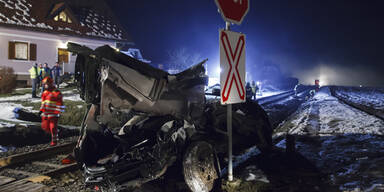 Pkw kracht gegen Zug: 4 Tote