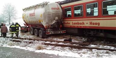Lkw prallte gegen Zug - Lenker leicht verletzt