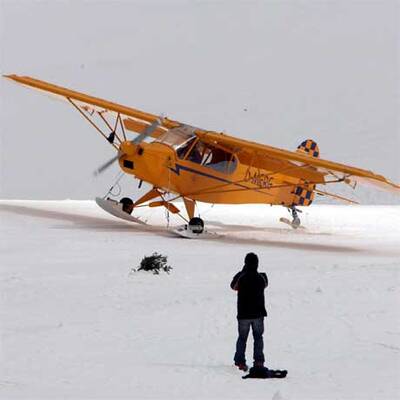 Flugzeug landet auf der Zugspitze