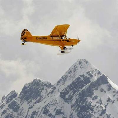 Flugzeug landet auf der Zugspitze