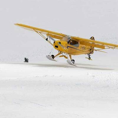 Flugzeug landet auf der Zugspitze