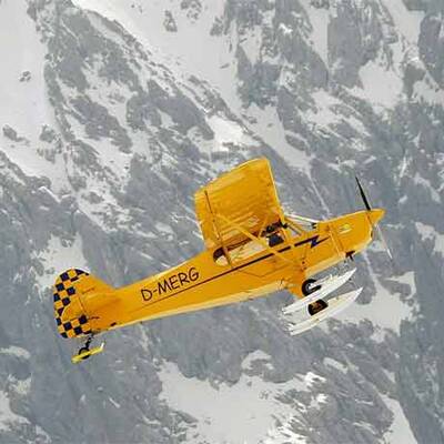 Flugzeug landet auf der Zugspitze