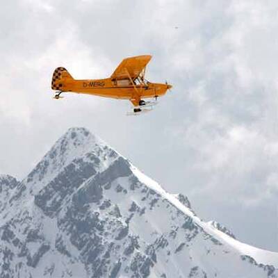 Flugzeug landet auf der Zugspitze
