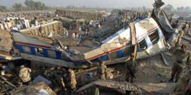 Doch weniger Tote bei Zugsunglück in Pakistan