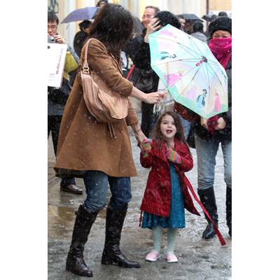 Suri Cruise hat Spaß mit Schneeflocken