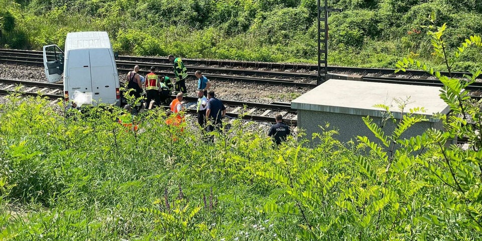 Wilde Schlepperjagd endet auf Zuggleisen