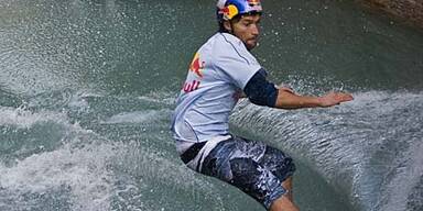 Extremsportler surft über Markusplatz