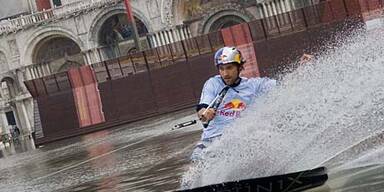 Extremsportler surft über Markusplatz