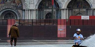 Extremsportler surft über Markusplatz