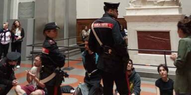 Klima-Chaoten ketten sich an David-Statue