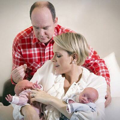 Gabriella und Jaques in süßen Stramplern.