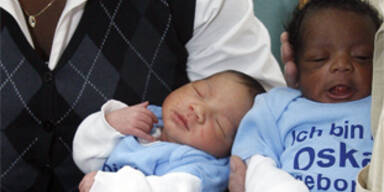 Schwarzes und weißes Zwillingsbaby geboren